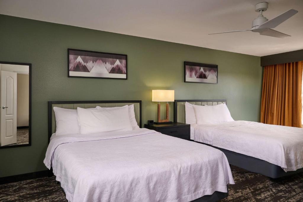 Postel nebo postele na pokoji v ubytování Homewood Suites by Hilton Anchorage
