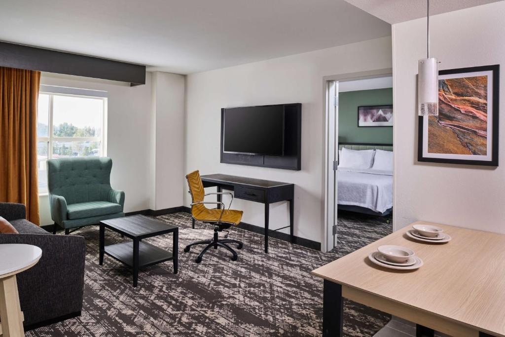 TV a/nebo společenská místnost v ubytování Homewood Suites by Hilton Anchorage