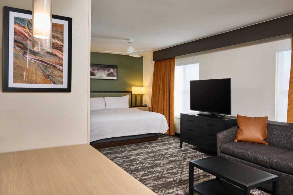 TV a/nebo společenská místnost v ubytování Homewood Suites by Hilton Anchorage