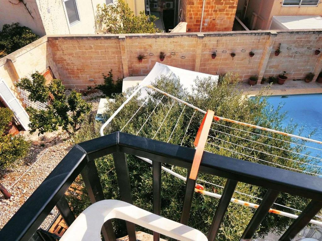 an overhead view of a garden on a balcony at Double bedroom with shared bathroom, NO KITCHEN in Msida
