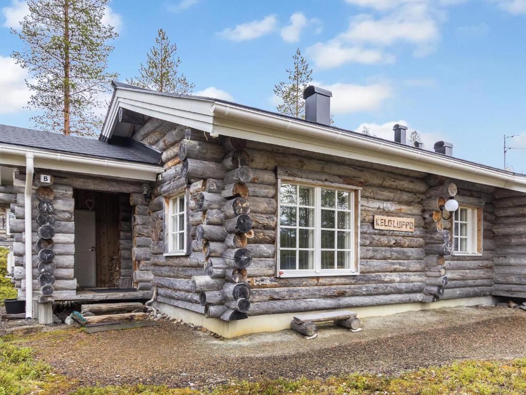 uma cabana de madeira com uma janela do lado em Holiday Home Lomaylläs maja-keloluppo by Interhome em Ylläsjärvi