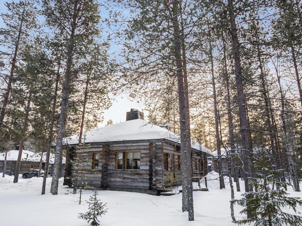 ユッラスヤルヴィにあるHoliday Home Ylläsparit as- mustikka by Interhomeの森の雪の丸太小屋