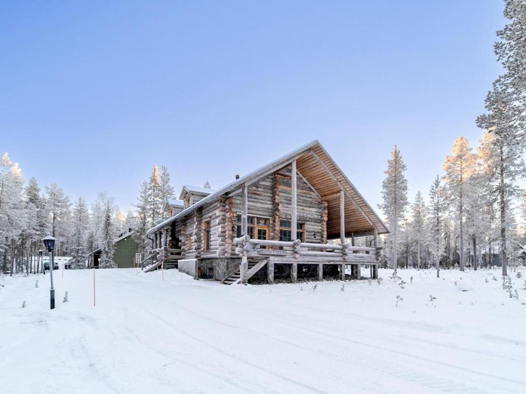 ユッラスヤルヴィにあるHoliday Home Luostakka iso by Interhomeの雪の中の木々の丸太小屋