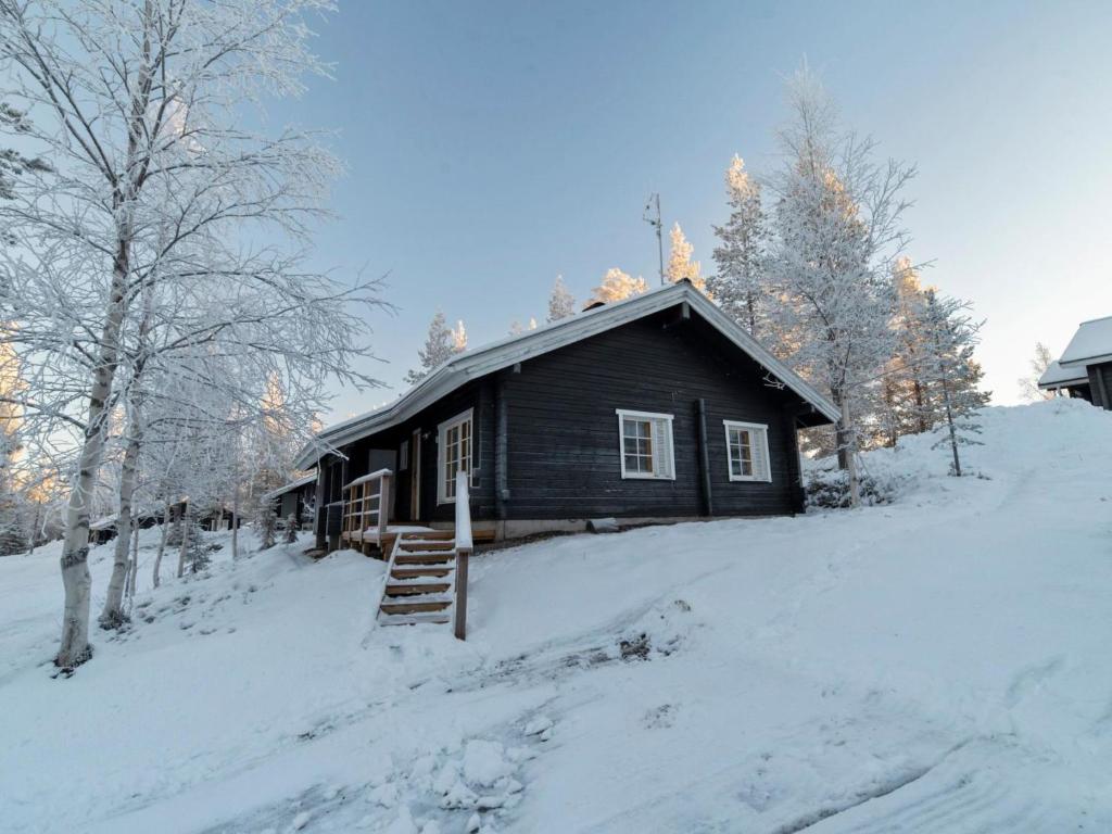 a small wooden cabin in the snow with trees at Holiday Home Lomaylläs maja- palovaarankaarre 6 a by Interhome in Ylläsjärvi