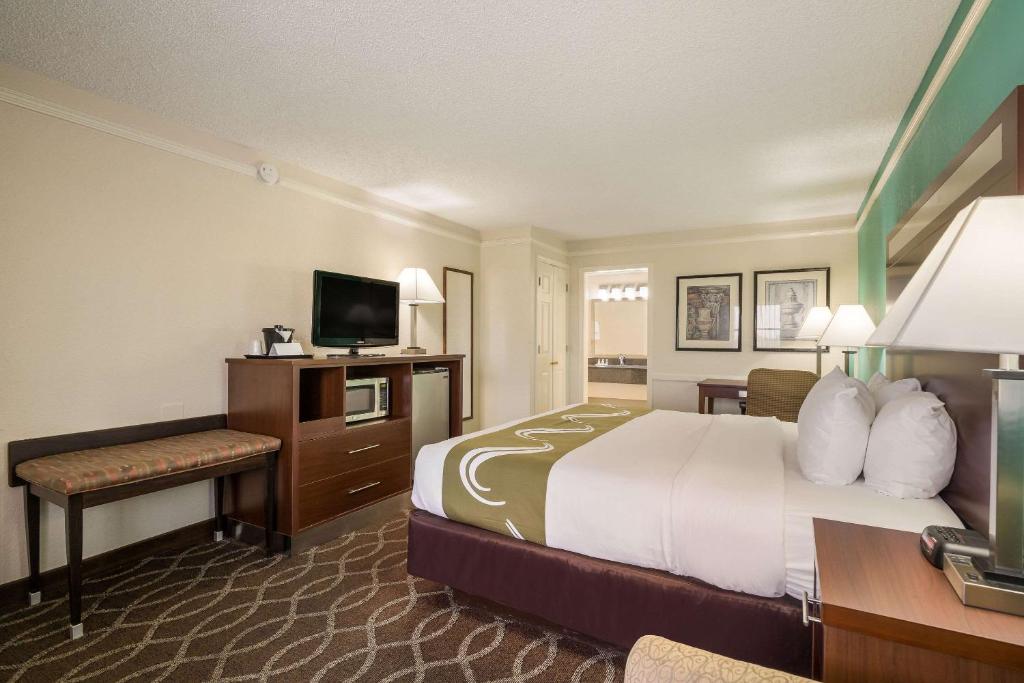 Quality Inn Tulsa Central - King Room - Fumar