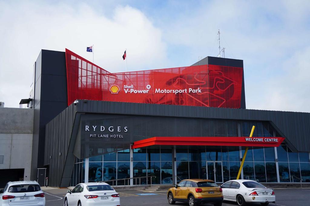 un bâtiment avec des voitures garées dans un parking dans l'établissement Rydges Pit Lane, à Tailem Bend