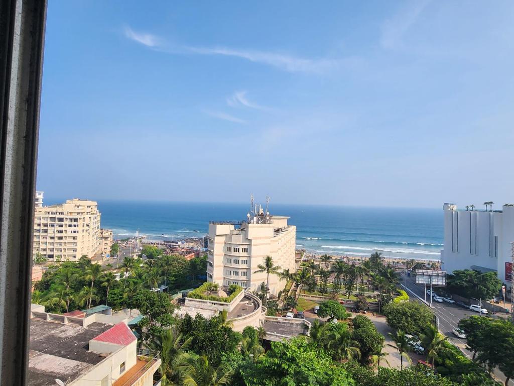 ヴィシャカパトナムにあるSea doll 7th floor with Sea viewの海を背景にした市街の景色