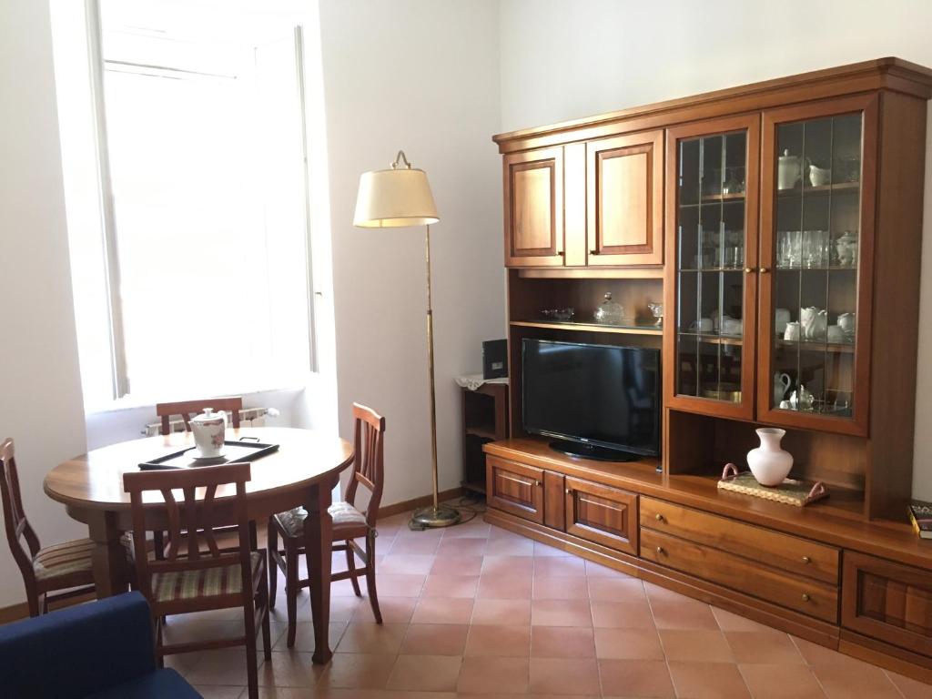 un soggiorno con tavolo da pranzo e TV di Sweety Rome House a Roma