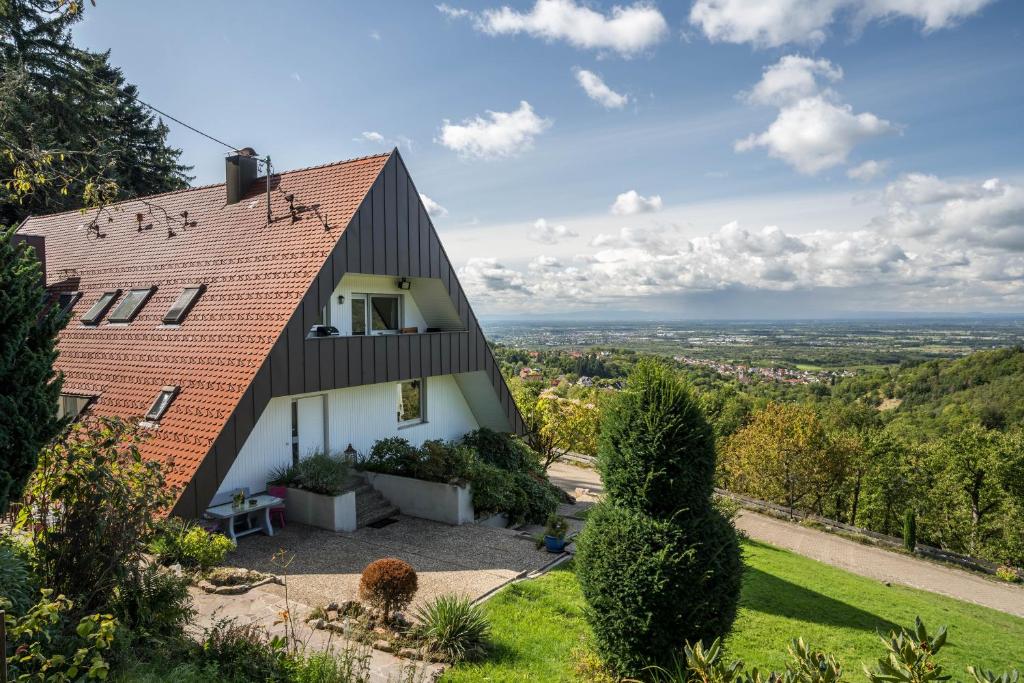 a house on a hill with a view at Ferienwohnung Panorama in Neusatzeck