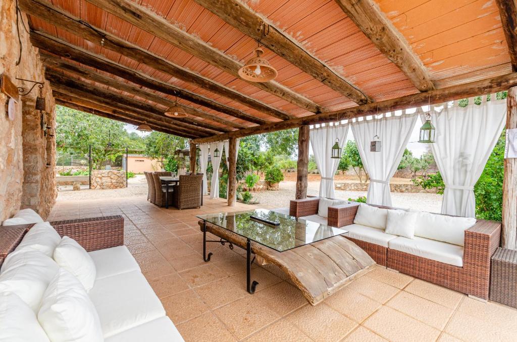 Posezení v ubytování YourHouse Can Rosillo Villa