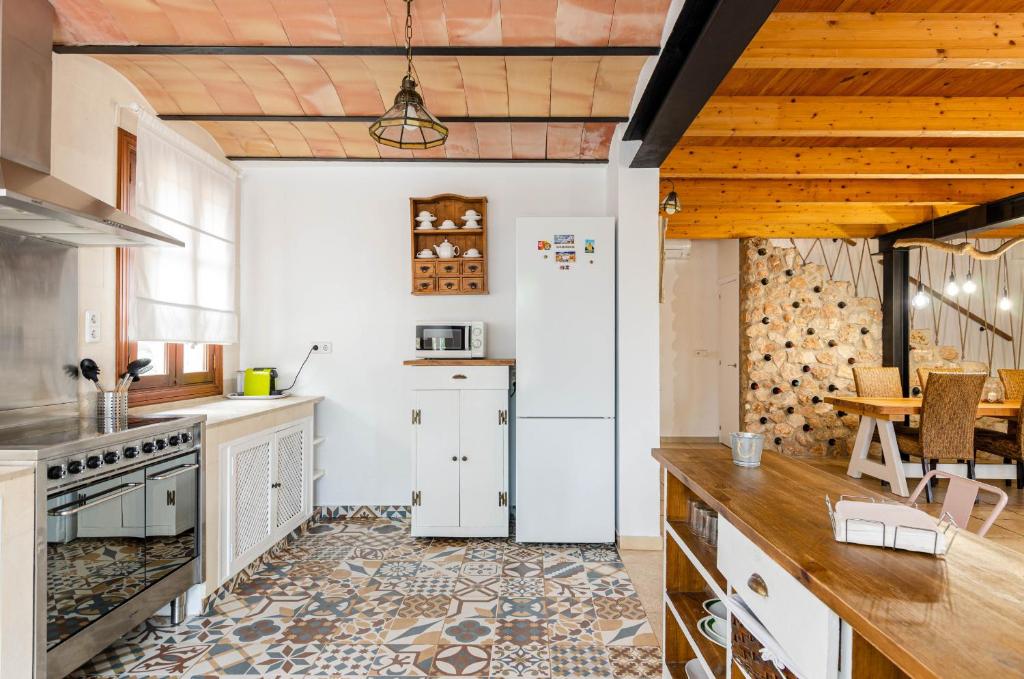 Kuchyň nebo kuchyňský kout v ubytování YourHouse Can Rosillo Villa