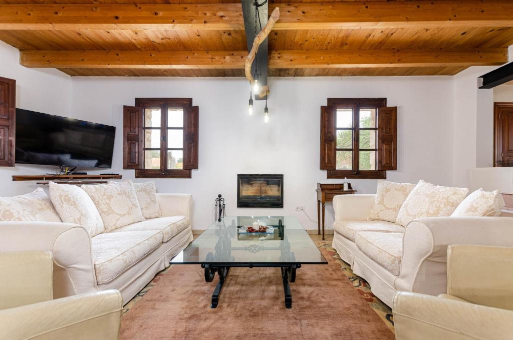 Posezení v ubytování YourHouse Can Rosillo Villa
