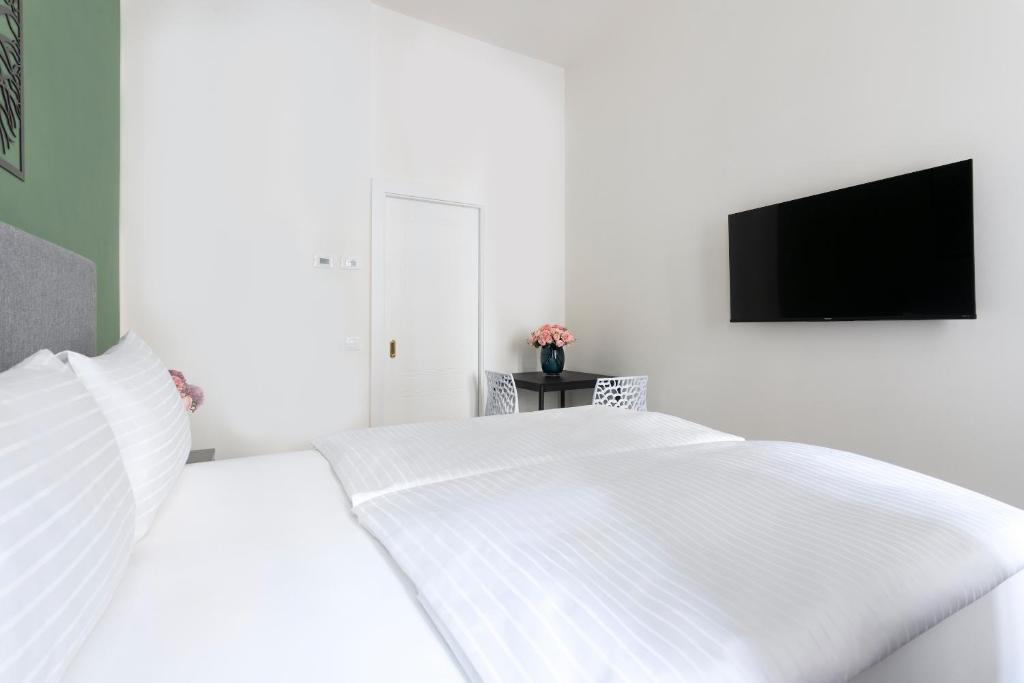 Kinsky Garden Apartments and Suites by Dwellfort - 3