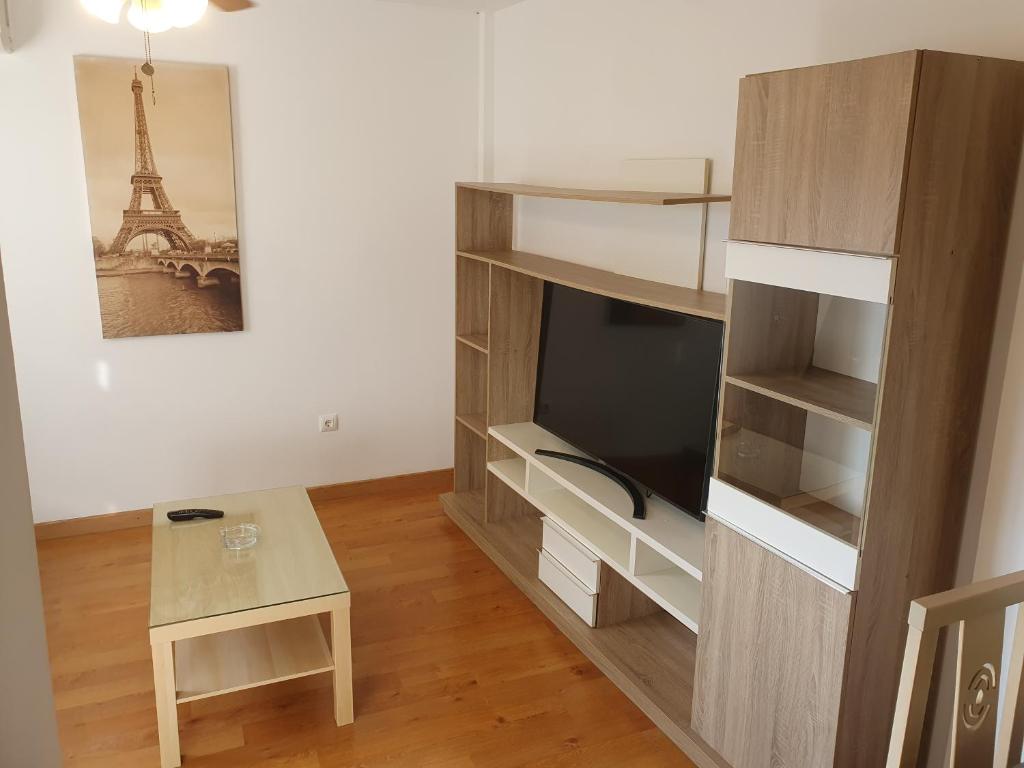 a room with a bed and a desk and a tv at 2H, Aire Acondic, 50m2, 1 dormitorio, 4 huéspedes, WIFI GRATIS in La Línea de la Concepción