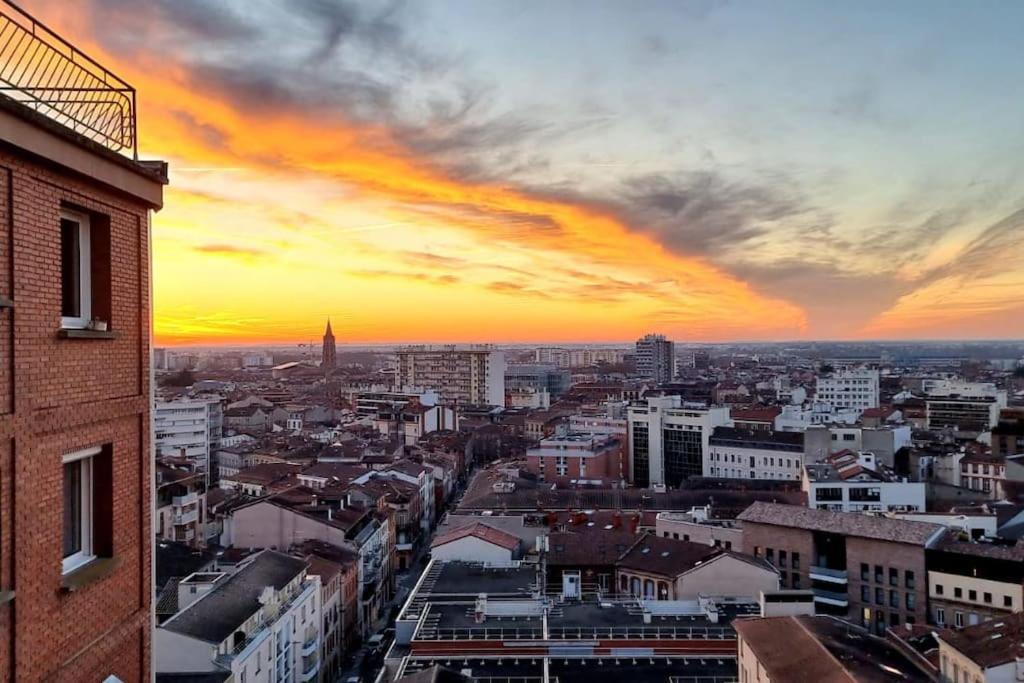 - une vue sur la ville au coucher du soleil dans l'établissement Au dessus des toits - Hypercentre - Metro - Gare, à Toulouse