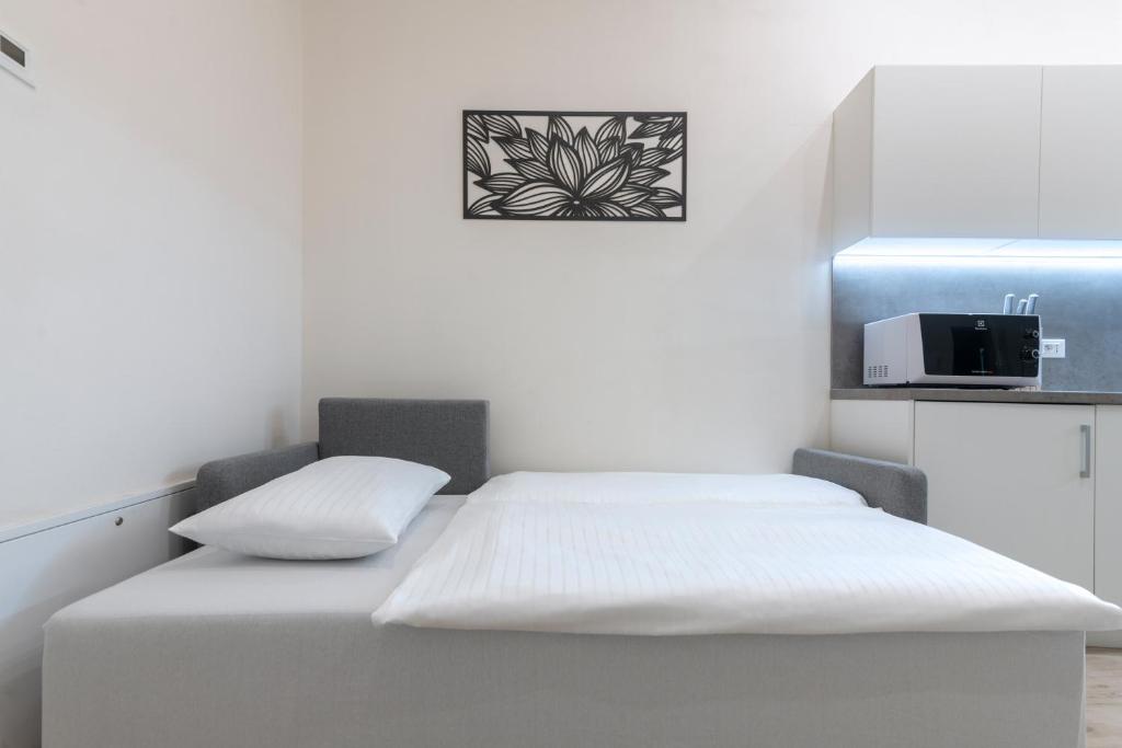 Kinsky Garden Apartments and Suites by Dwellfort - 19