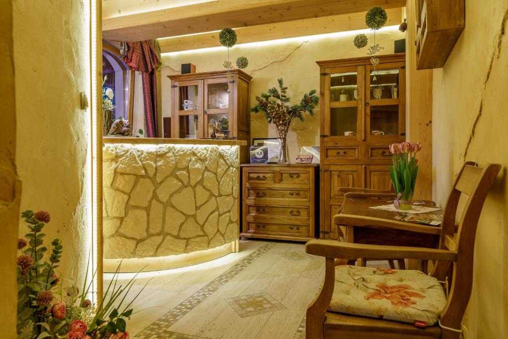 eine Küche mit einem Tisch und einem Stuhl in einem Zimmer in der Unterkunft Leśny Dworek Zakopane in Zakopane