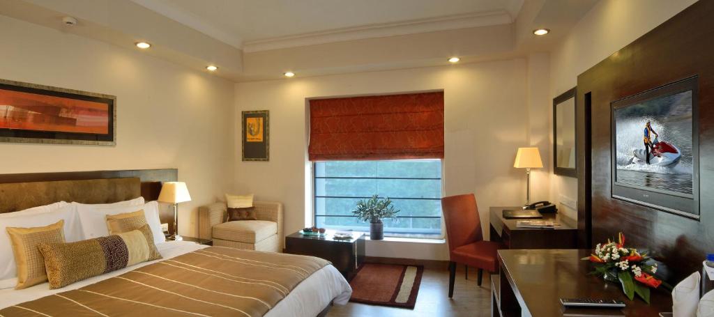 Postel nebo postele na pokoji v ubytování Fortune Sector 27, Noida - Member ITC Hotels' Group