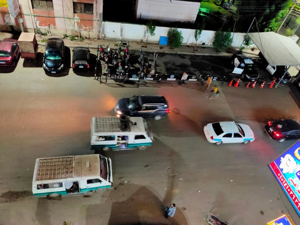 widok z góry na ulicę z samochodami i ciężarówkami w obiekcie Your place w mieście Fajum
