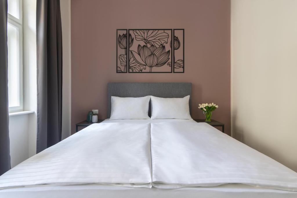 Postel nebo postele na pokoji v ubytování Kinsky Garden Apartments and Suites by Dwellfort