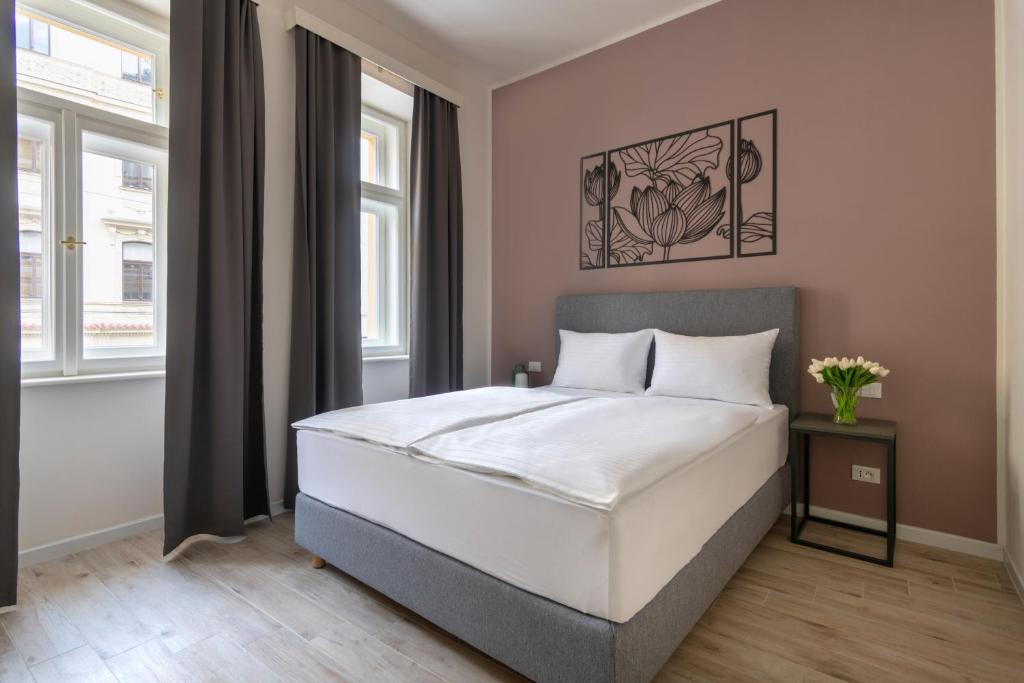 Postel nebo postele na pokoji v ubytování Kinsky Garden Apartments and Suites by Dwellfort