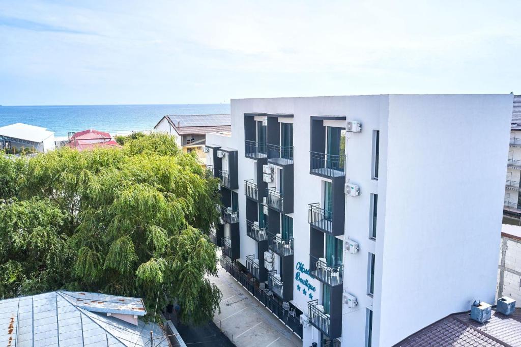 - un immeuble d'appartements avec vue sur l'océan dans l'établissement MARINA BOUTIQUE Costinesti, à Costinesti