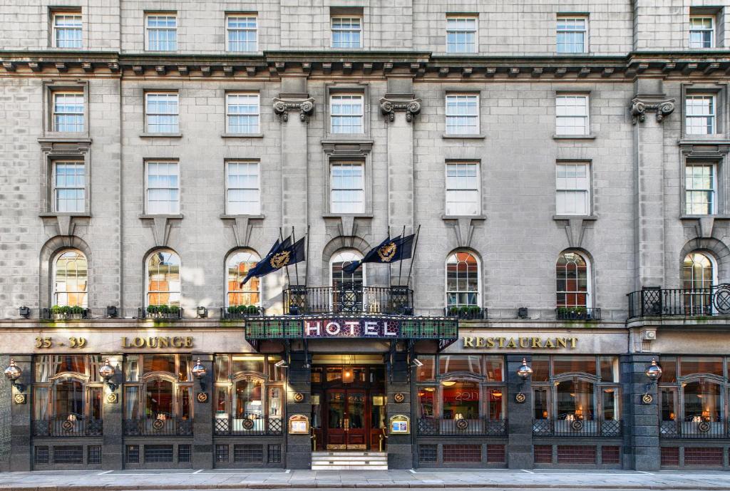 um hotel em frente a um edifício em Wynn's Hotel em Dublin