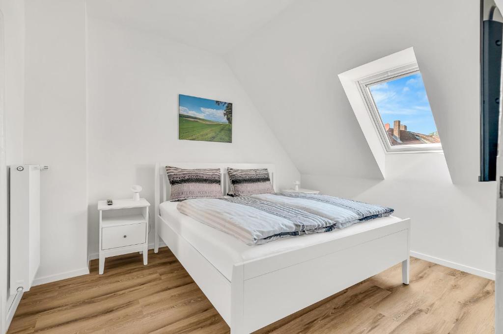 Postel nebo postele na pokoji v ubytování Altstadt-Refugium unterm Dach Goslar