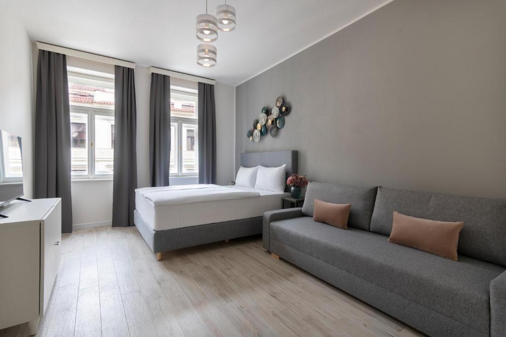 Postel nebo postele na pokoji v ubytování Kinsky Garden Apartments and Suites by Dwellfort