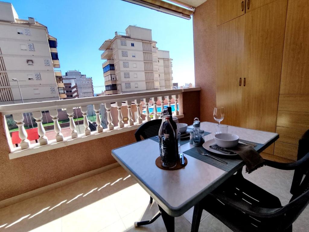 uma mesa e cadeiras num quarto com uma janela em Arenales del Sol Beach Apartment em Arenales del Sol