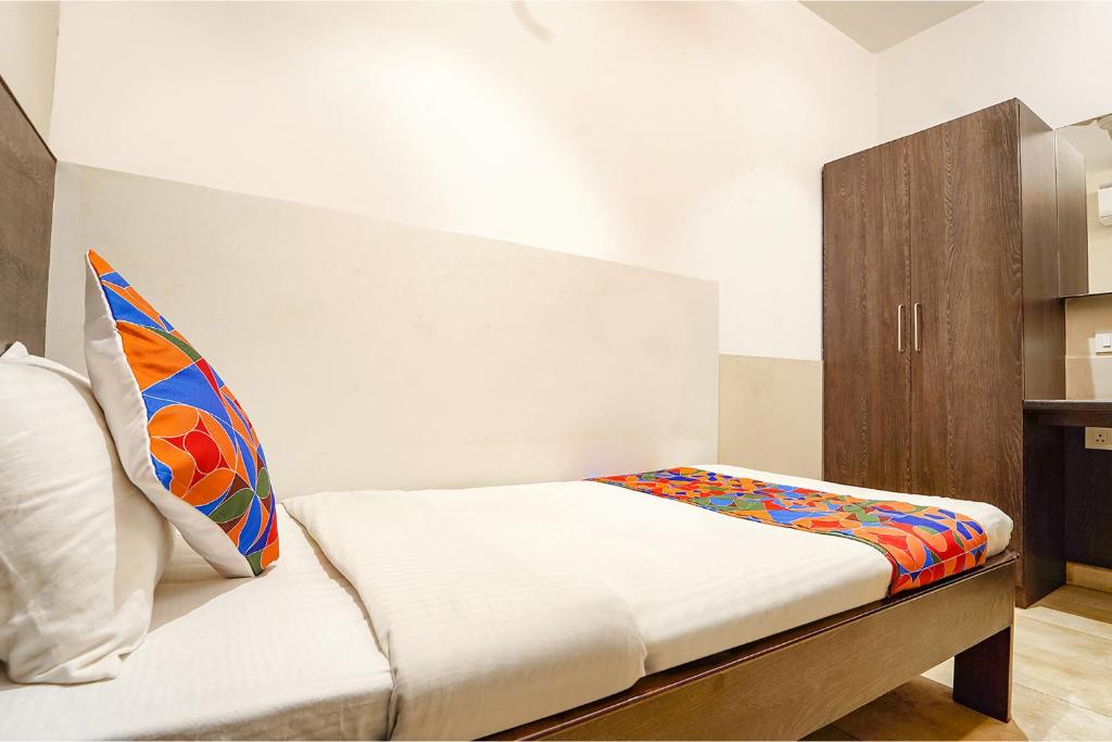 Postel nebo postele na pokoji v ubytování FabHotel Karpagam - 900m from Nehru Stadium