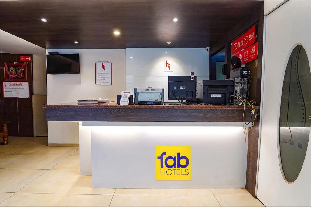 Vstupní hala nebo recepce v ubytování FabHotel Karpagam - 900m from Nehru Stadium