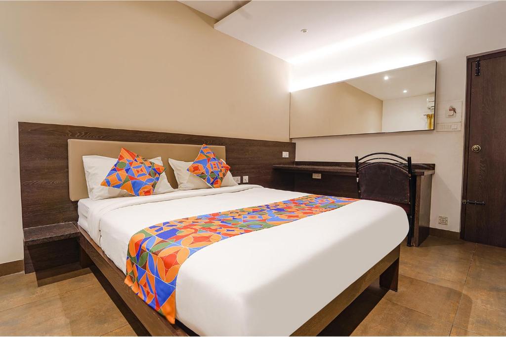 Postel nebo postele na pokoji v ubytování FabHotel Karpagam - 900m from Nehru Stadium