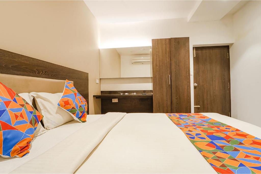 Postel nebo postele na pokoji v ubytování FabHotel Karpagam - 900m from Nehru Stadium