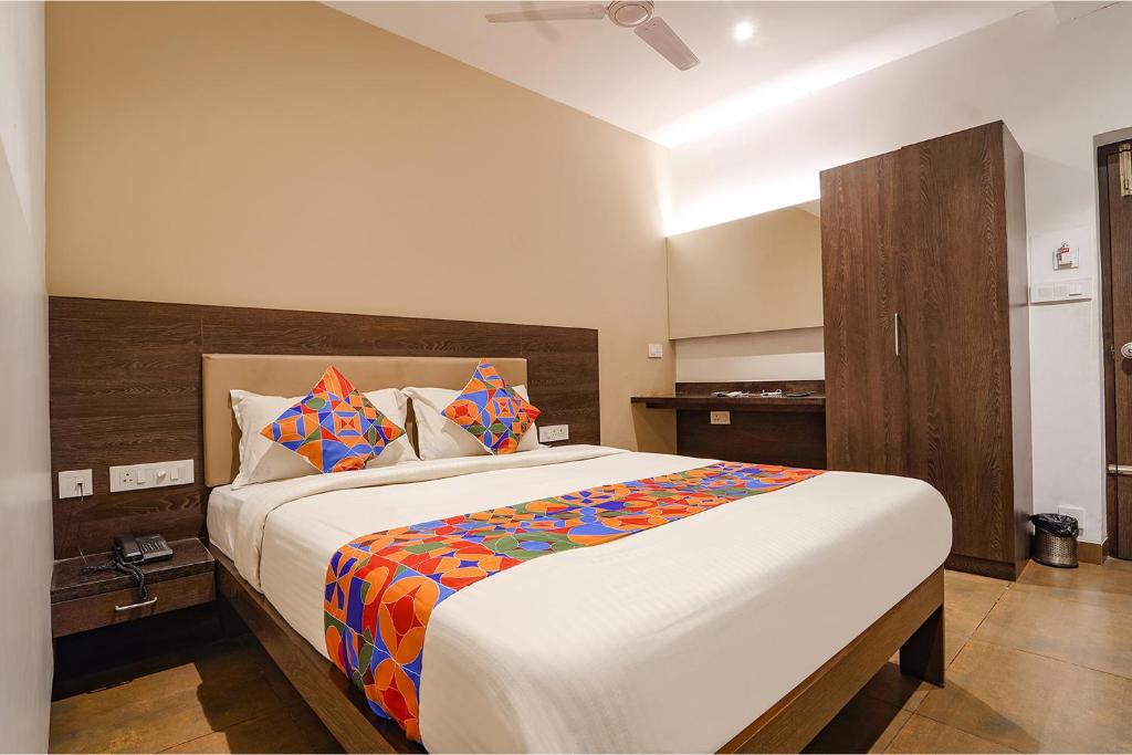 Postel nebo postele na pokoji v ubytování FabHotel Karpagam - 900m from Nehru Stadium