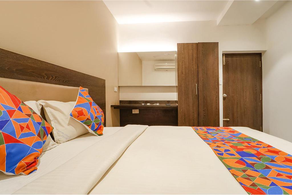 Postel nebo postele na pokoji v ubytování FabHotel Karpagam - 900m from Nehru Stadium