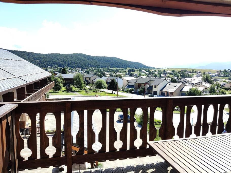 - un balcon en bois avec vue sur la ville dans l'établissement Appartement 2/4 Pers Bolquère, à Bolquère-Pyrénées 2000
