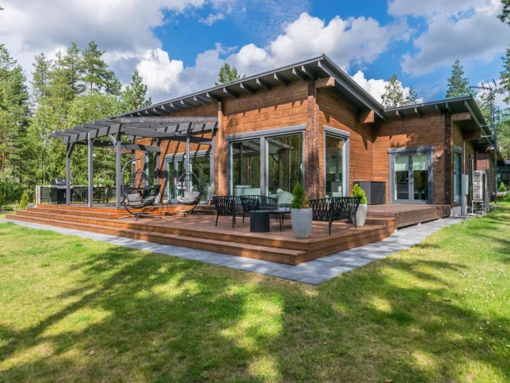 een boomhut met een terras en een speeltuin bij Holiday Home Villa murdoc by Interhome in Vierumäki