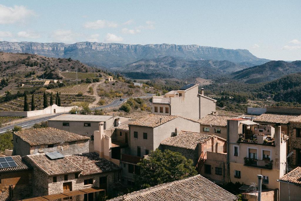 uitzicht op een dorp met bergen op de achtergrond bij Fam de Vida in Gratallops