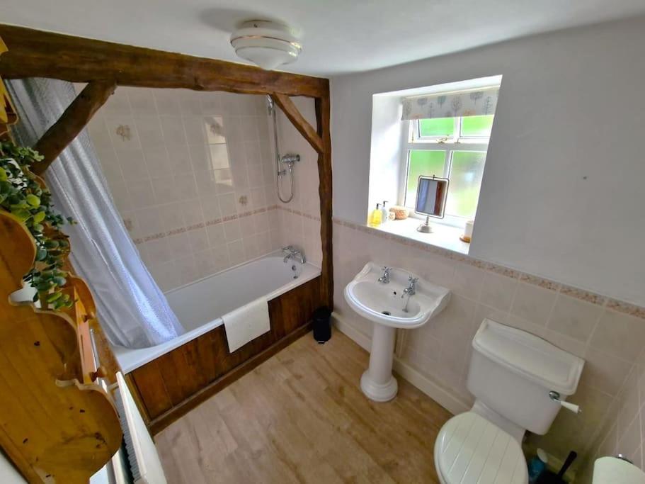 Ein Badezimmer in der Unterkunft Holly Tree Cottage - Central Kirkby Lonsdale 3 Bedroom