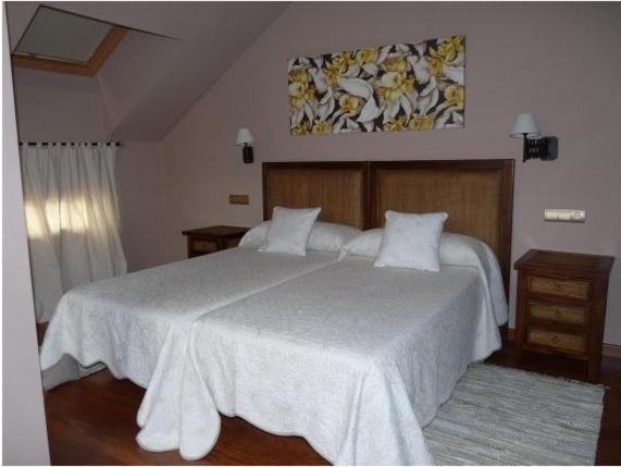 A bed or beds in a room at Hotel Rural Robles