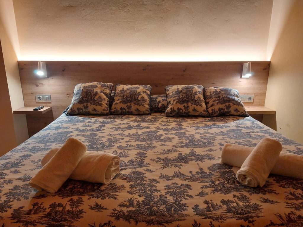 Posteľ alebo postele v izbe v ubytovaní Hotel Saurat