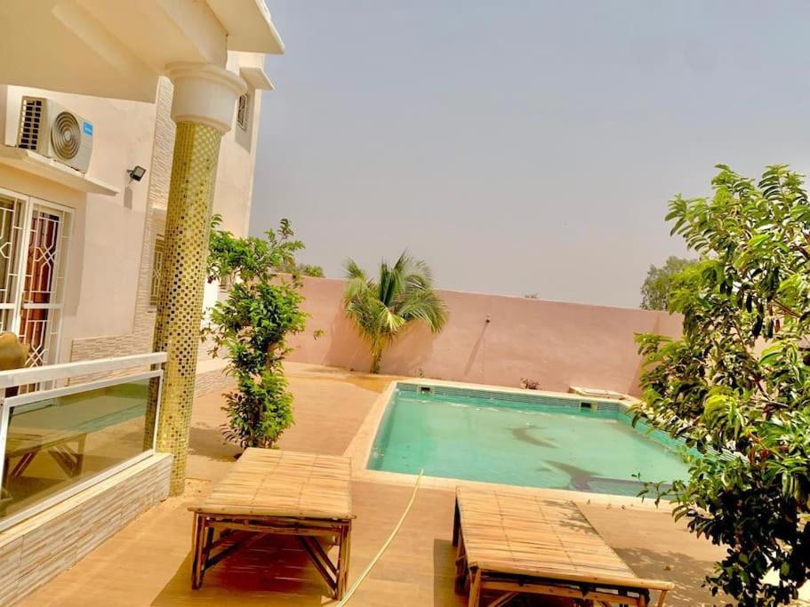 - une piscine au milieu d'une maison dans l'établissement Résidence Toubab, à Toubab Dialo
