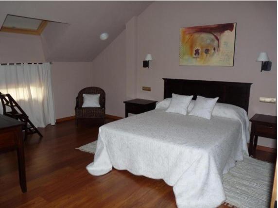 A bed or beds in a room at Hotel Rural Robles