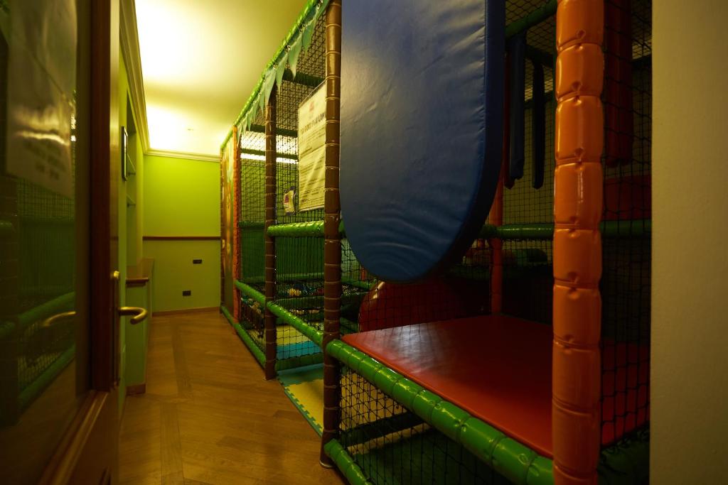 Palanda nebo palandy na pokoji v ubytování Harmony Suite Hotel