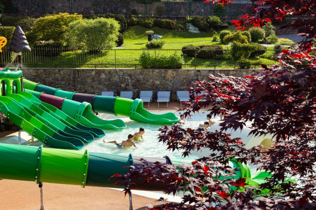 Bazén v ubytování Harmony Suite Hotel nebo v jeho okolí