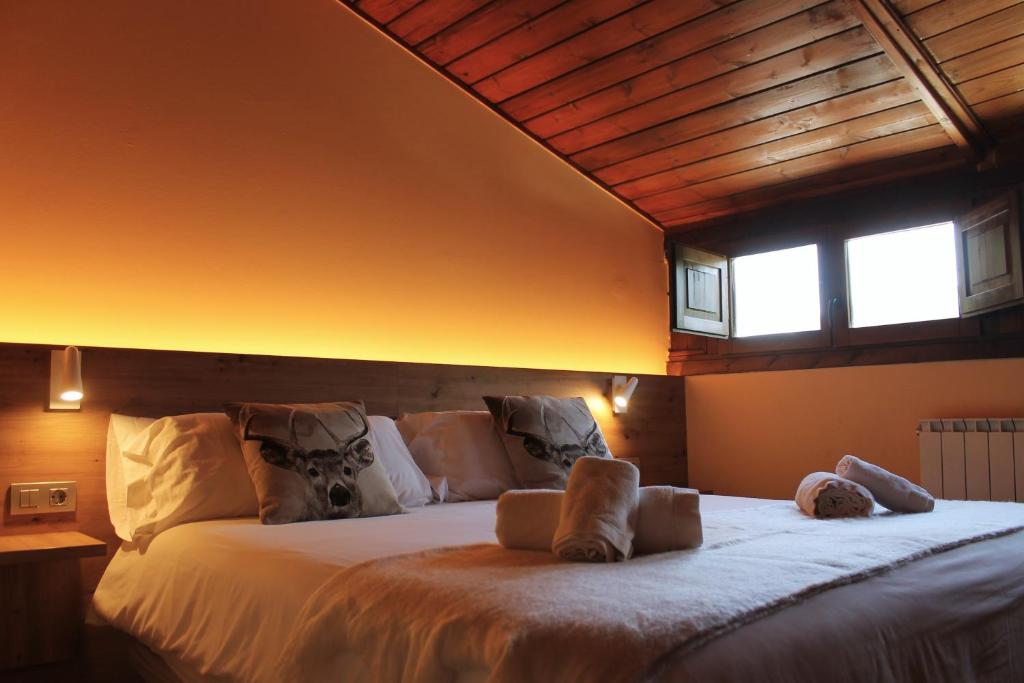 Posteľ alebo postele v izbe v ubytovaní Hotel Saurat
