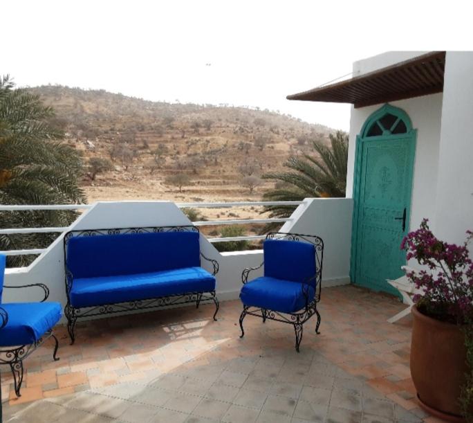 eine Gruppe blauer Stühle auf einer Terrasse in der Unterkunft Appartement ESCALE PARADIS in Aourir