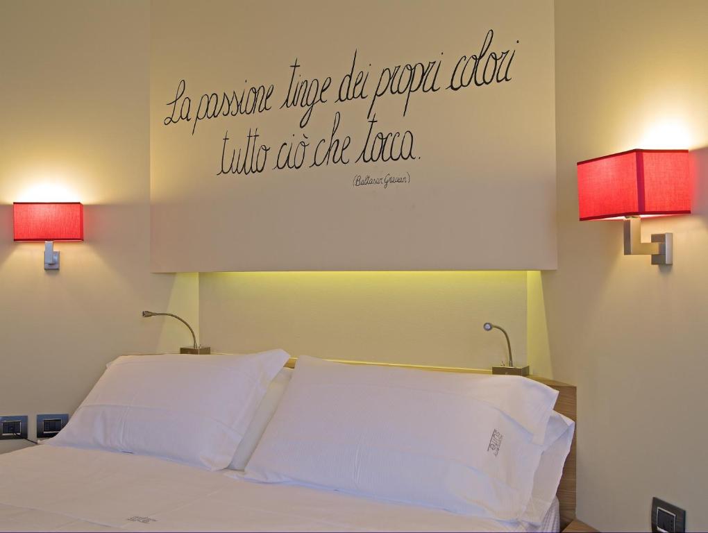 Postel nebo postele na pokoji v ubytování Harmony Suite Hotel