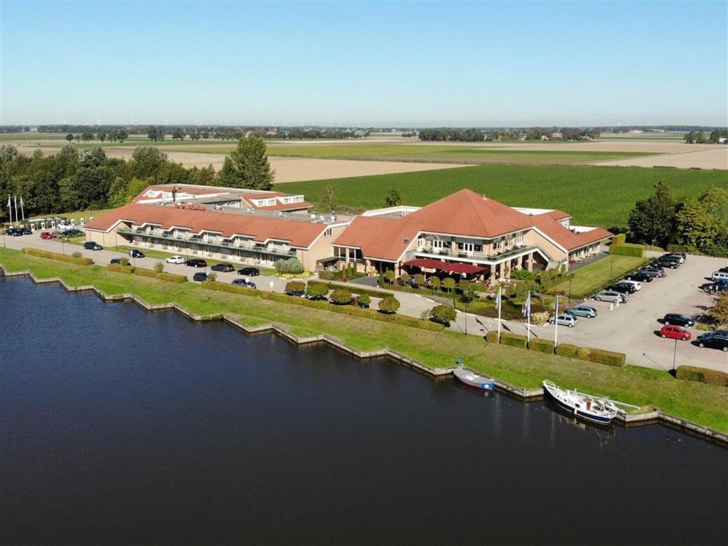 una vista aérea de un complejo situado junto a un río en Van der Valk Hotel Emmeloord, en Emmeloord